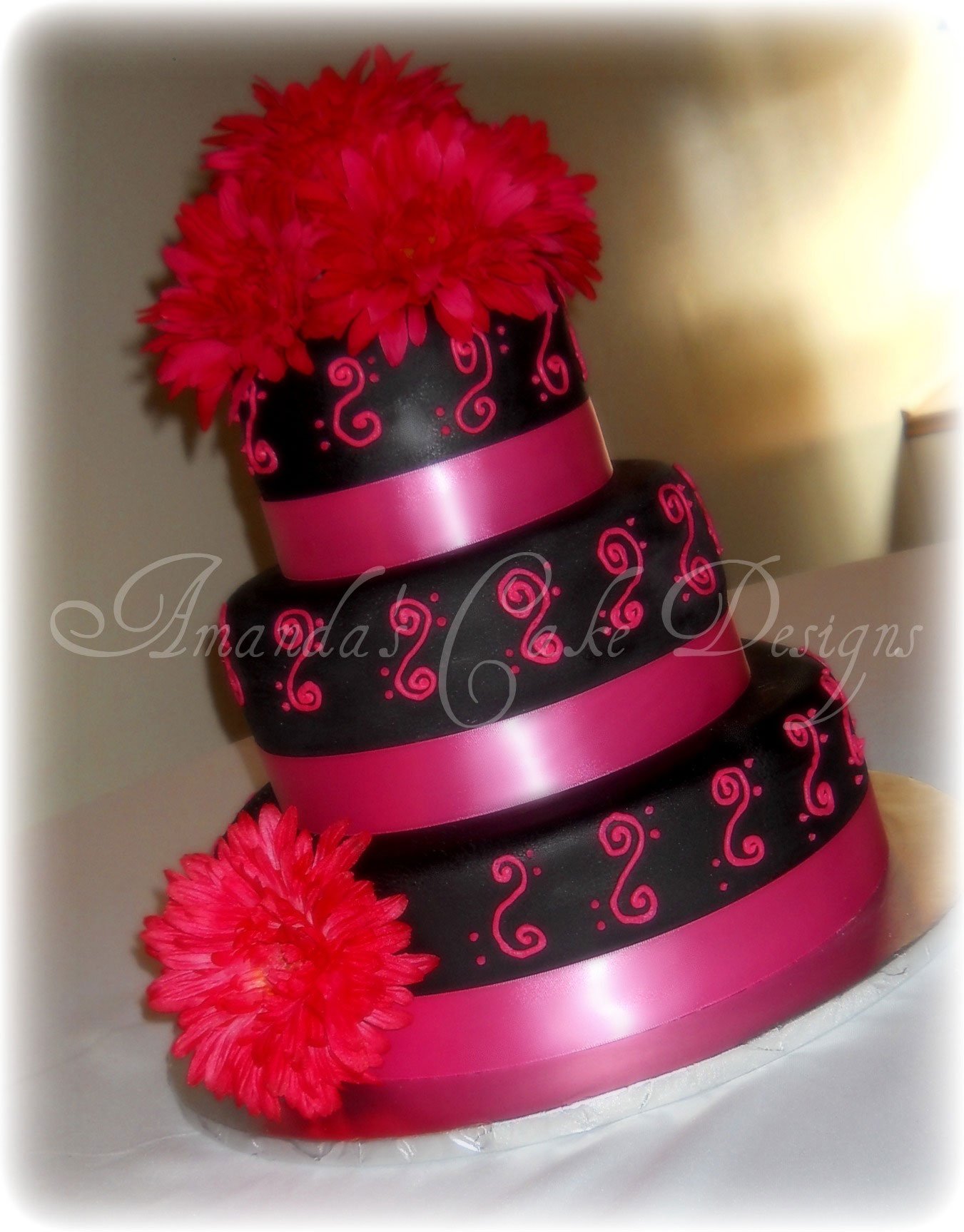 gateau de mariage fuschia et noir avec plumes décoratives